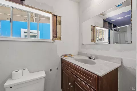 Bath - 809 Dishong St, Vallejo, CA 94590 photo 3 of 7