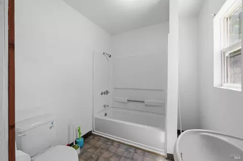 Bath - 809 Dishong St, Vallejo, CA 94590 photo 1 of 7