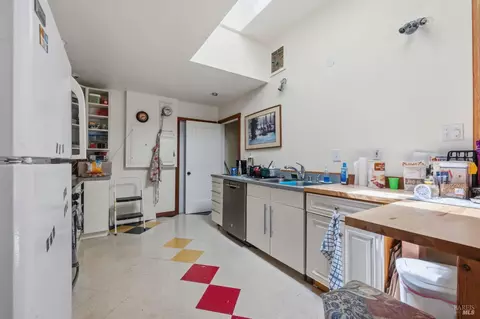 Kitchen - 809 Dishong St, Vallejo, CA 94590 photo 4 of 6