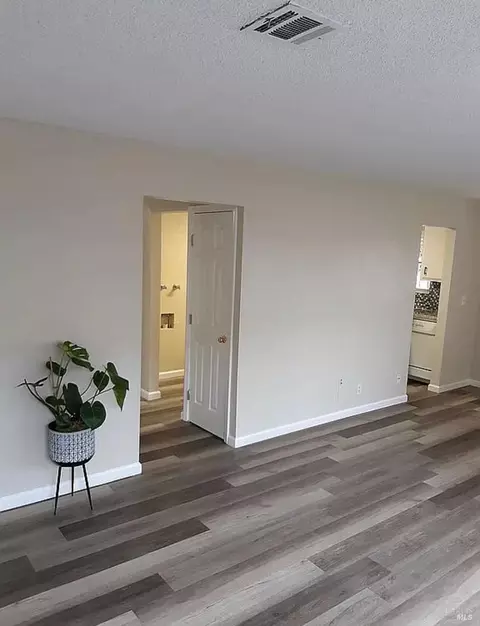 Living - 472 Corcoran Ave #1, Vallejo, CA 94589 photo 2 of 3