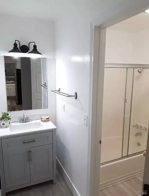 Bath - 472 Corcoran Ave #1, Vallejo, CA 94589 photo 1 of 1