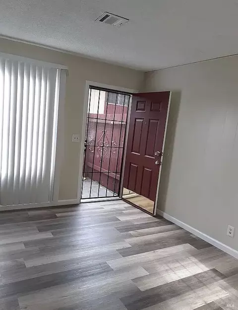 Entry Way - 472 Corcoran Ave #1, Vallejo, CA 94589 photo 1 of 3