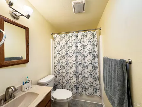 Bath - 255 Burlington Dr, Ukiah, CA 95482 photo 1 of 2