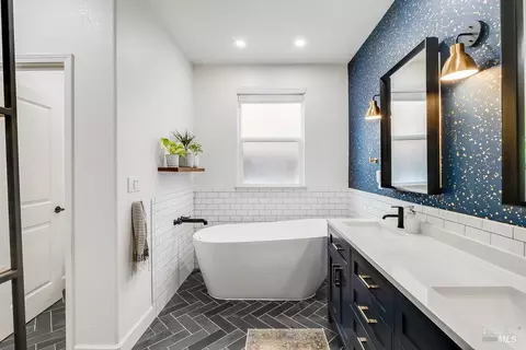 Bath - 7296 Abbey Dr, Vallejo, CA 94591 photo 6 of 8