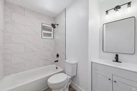 Bath - 285 Hemlock St, Vacaville, CA 95688 photo 2 of 3