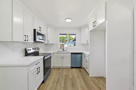 Kitchen - 285 Hemlock St, Vacaville, CA 95688 photo 2 of 4