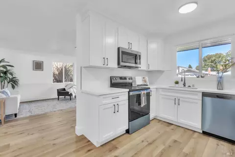 Kitchen - 285 Hemlock St, Vacaville, CA 95688 photo 2 of 2