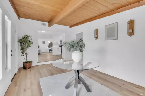 Entry Way - 285 Hemlock St, Vacaville, CA 95688 photo 3 of 4