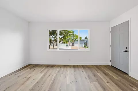 Living - 285 Hemlock St, Vacaville, CA 95688 photo 2 of 6