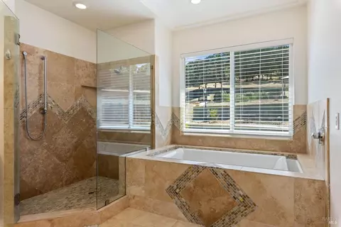 Bath - 2485 Appolinaris Dr, Ukiah, CA 95482 photo 6 of 11