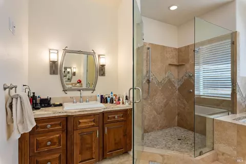 Bath - 2485 Appolinaris Dr, Ukiah, CA 95482 photo 3 of 11
