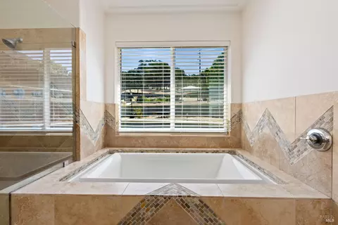 Bath - 2485 Appolinaris Dr, Ukiah, CA 95482 photo 7 of 11
