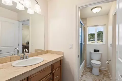 Bath - 2485 Appolinaris Dr, Ukiah, CA 95482 photo 9 of 11