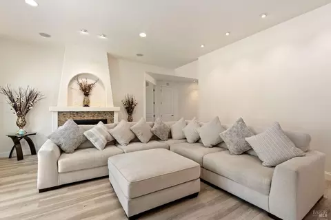 Living - 2485 Appolinaris Dr, Ukiah, CA 95482 photo 2 of 5
