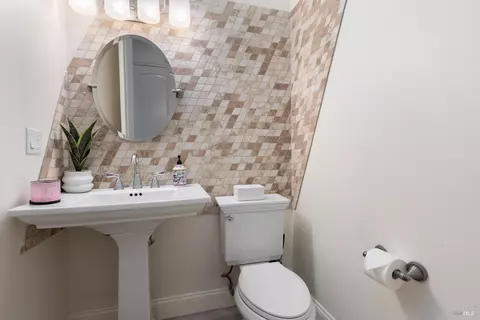 Bath - 2485 Appolinaris Dr, Ukiah, CA 95482 photo 1 of 11
