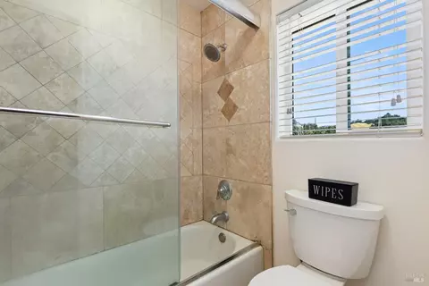 Bath - 2485 Appolinaris Dr, Ukiah, CA 95482 photo 10 of 11