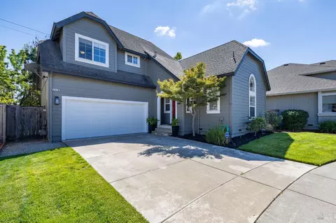 2038 Red Oak Cir, Santa Rosa, CA 95403