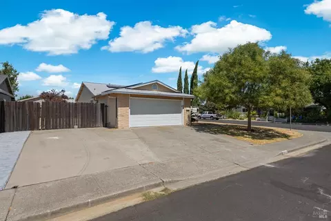 300 Ponderosa Dr, Vacaville, CA 95687
