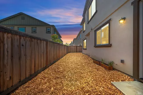 Exterior - 844 Crescendo St, Fairfield, CA 94534 photo 6 of 13