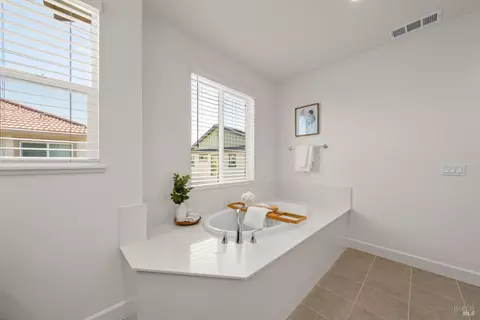 Bath - 844 Crescendo St, Fairfield, CA 94534 photo 8 of 12