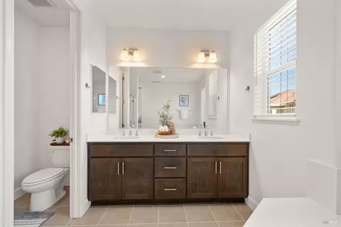 Bath - 844 Crescendo St, Fairfield, CA 94534 photo 6 of 12