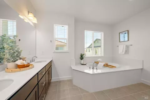 Bath - 844 Crescendo St, Fairfield, CA 94534 photo 7 of 12