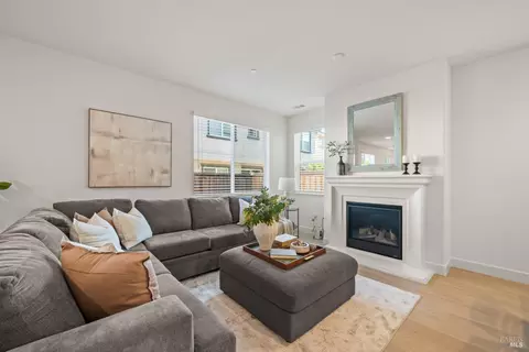 Living - 844 Crescendo St, Fairfield, CA 94534 photo 1 of 4