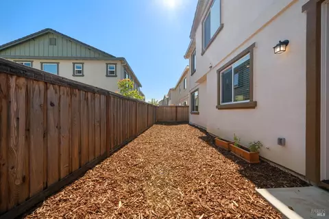 Exterior - 844 Crescendo St, Fairfield, CA 94534 photo 8 of 13