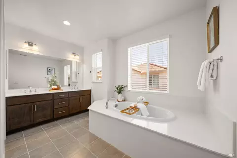 Bath - 844 Crescendo St, Fairfield, CA 94534 photo 4 of 12