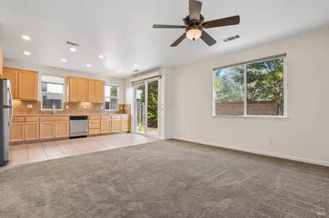 Living - 101 Barbera Ct, Vacaville, CA 95687 photo 3 of 5