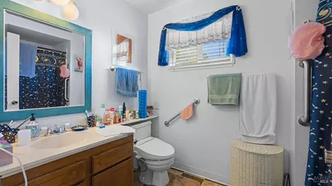 Bath - 2980 Blackwell Ct, Fairfield, CA 94533 photo 3 of 4