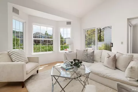 66 Mariners Cir, San Rafael, CA 94903