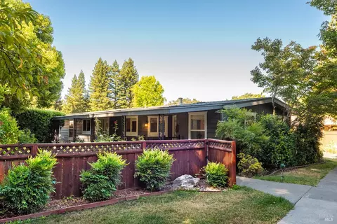 54 Laguna Seca Ct, Saint Helena, CA 94574