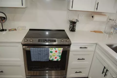 Kitchen - 287 Clearpointe Dr, Vallejo, CA 94591 photo 2 of 5
