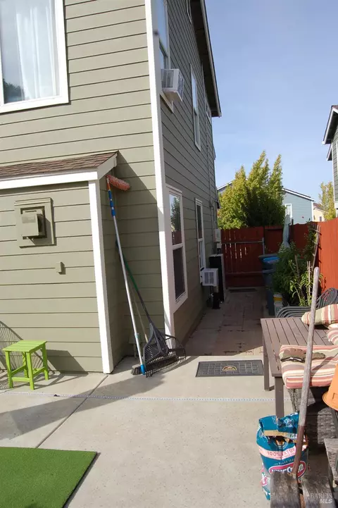Exterior - 287 Clearpointe Dr, Vallejo, CA 94591 photo 4 of 5