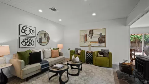Living - 2402 Gulf Dr, Fairfield, CA 94533 photo 2 of 7