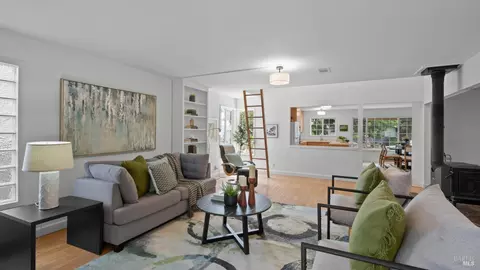 Living - 2402 Gulf Dr, Fairfield, CA 94533 photo 5 of 7