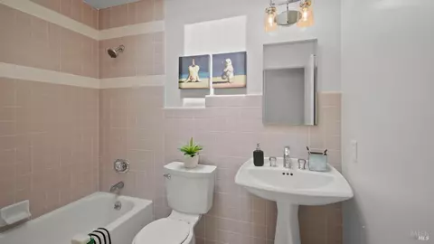 Bath - 2402 Gulf Dr, Fairfield, CA 94533 photo 3 of 4