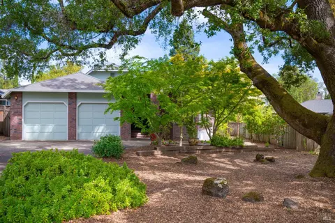 424 Greens Dr, Healdsburg, CA 95448