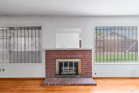 Living - 746 Tobin Dr W, Vallejo, CA 94589 photo 2 of 9