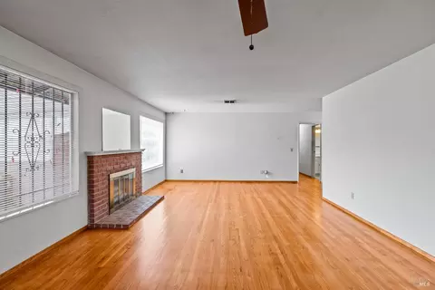 Living - 746 Tobin Dr W, Vallejo, CA 94589 photo 3 of 9