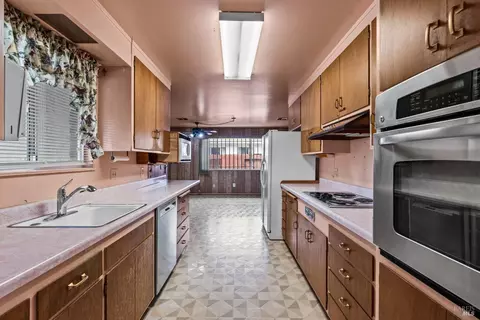 Kitchen - 746 Tobin Dr W, Vallejo, CA 94589 photo 4 of 6