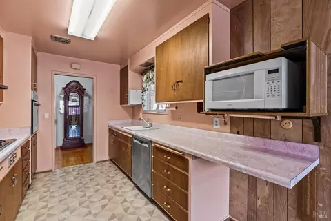 Kitchen - 746 Tobin Dr W, Vallejo, CA 94589 photo 3 of 6