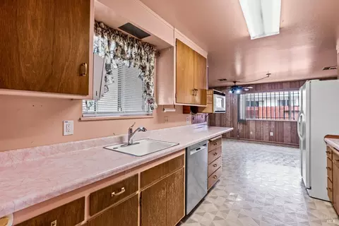 Kitchen - 746 Tobin Dr W, Vallejo, CA 94589 photo 5 of 6