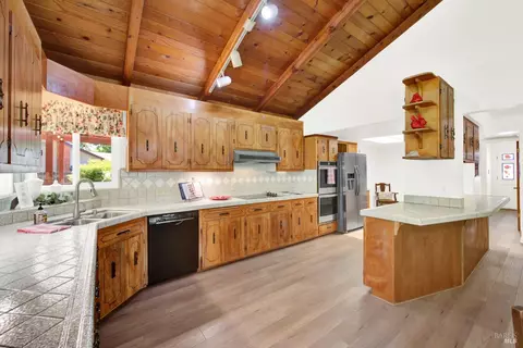 Kitchen - 560 Werner Way, Vacaville, CA 95688 photo 4 of 11