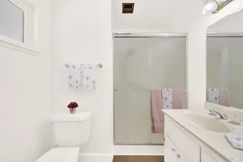 Bath - 560 Werner Way, Vacaville, CA 95688 photo 5 of 9
