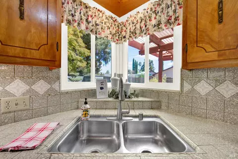 Kitchen - 560 Werner Way, Vacaville, CA 95688 photo 11 of 11