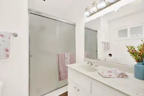 Bath - 560 Werner Way, Vacaville, CA 95688 photo 6 of 9
