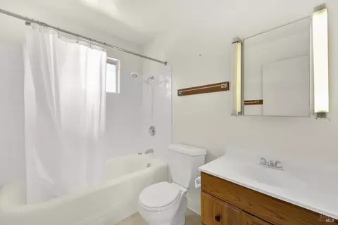 Bath - 21 Jacks Ln, Napa, CA 94558 photo 3 of 4