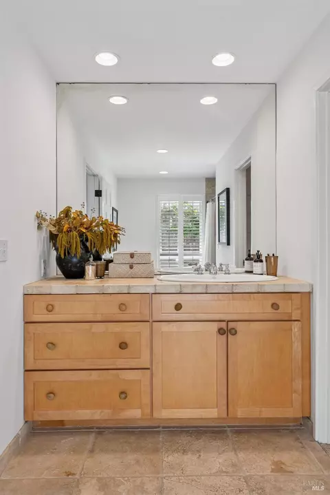 Bath - 8 Saba Ln, Tiburon, CA 94920 photo 1 of 2